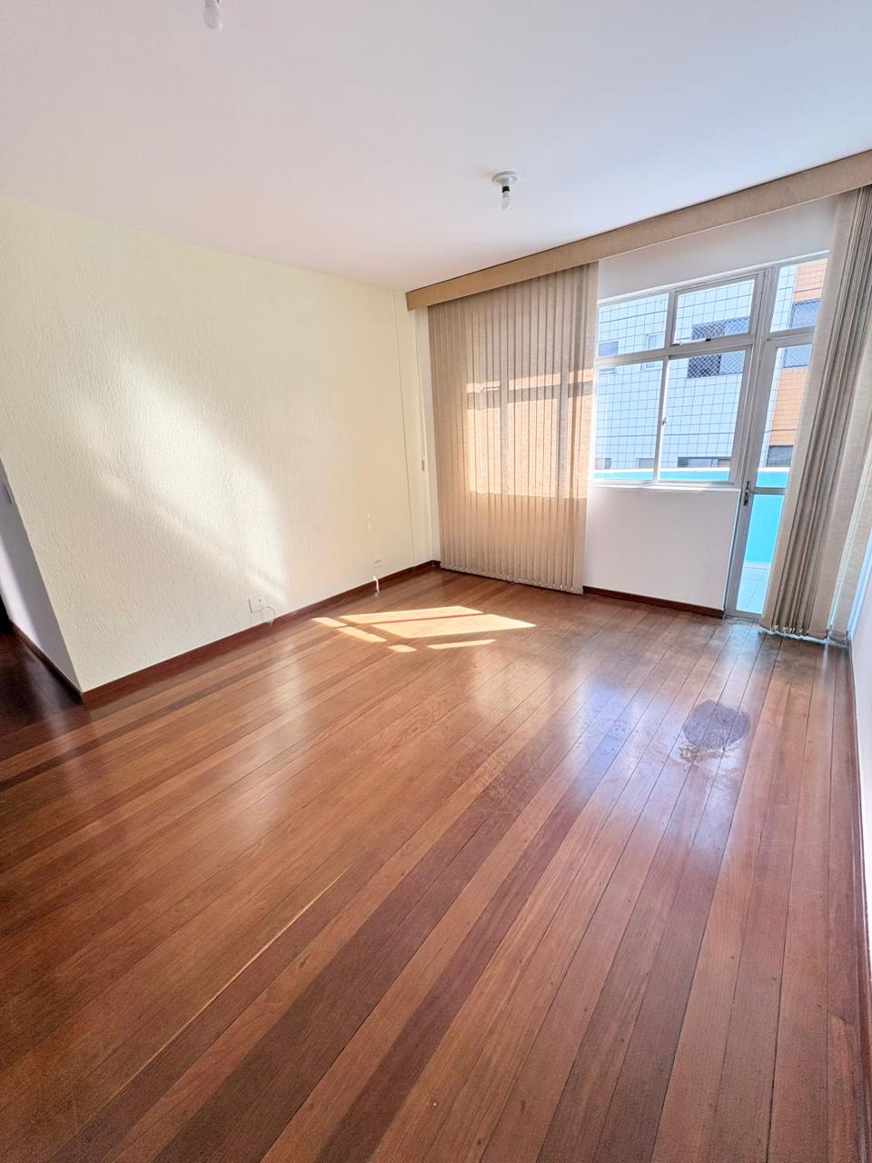 Foto 2 de Excelente apartamento com varanda no bairro Castelo.