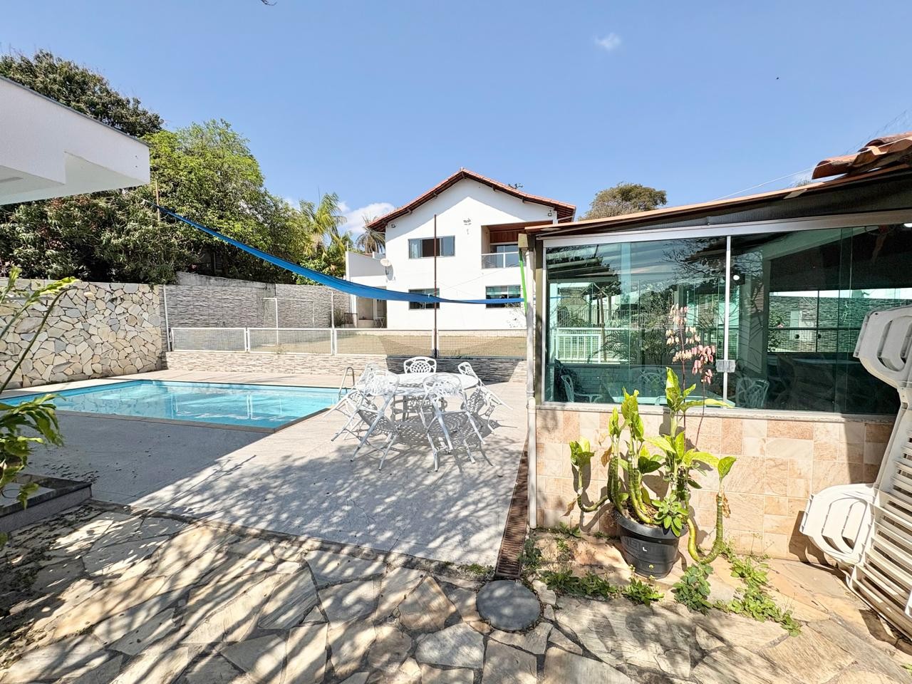 Foto 2 de Excelente casa com 02 moradias e piscina no bairro Braúnas.