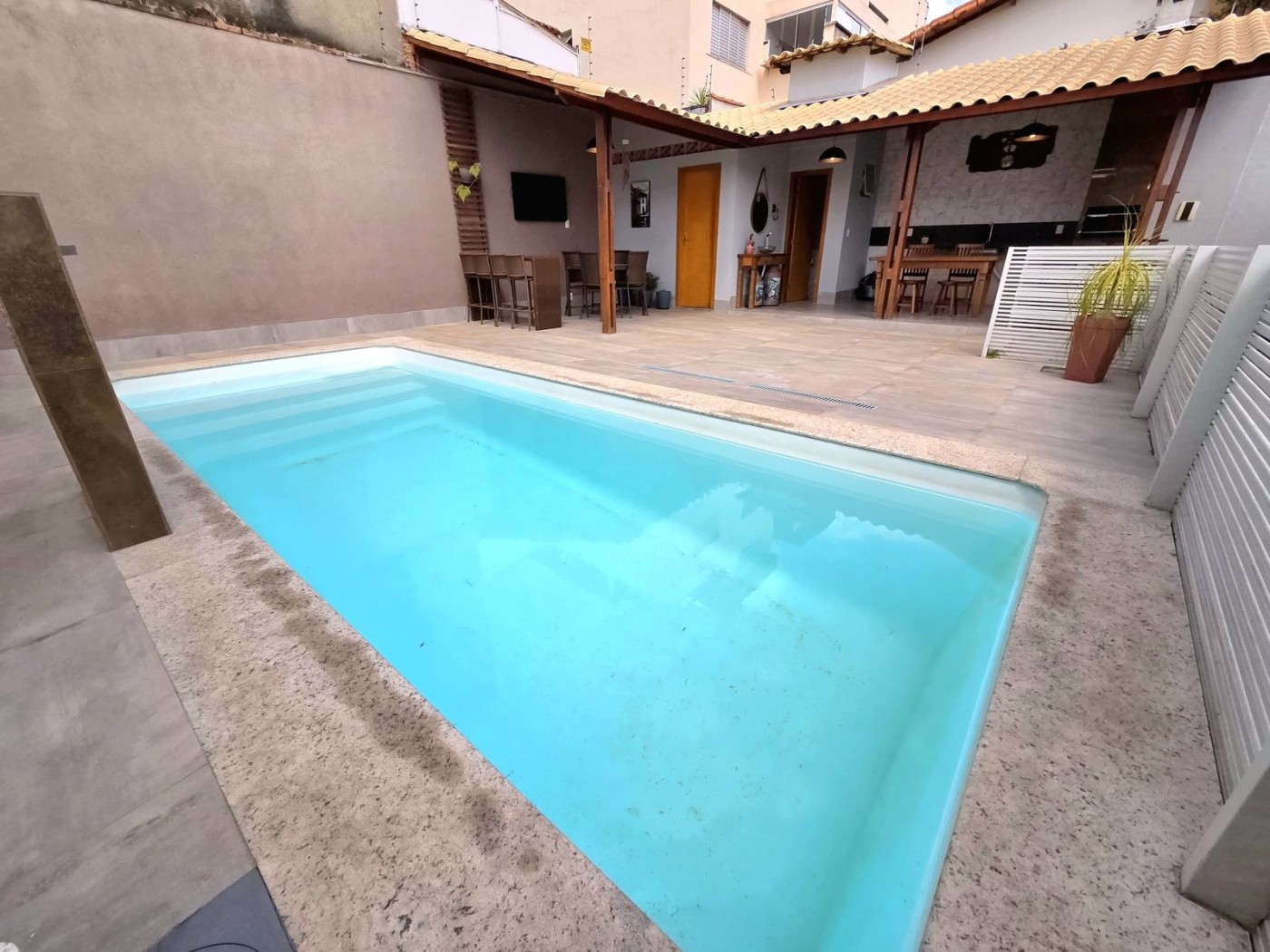 Foto 2 de Maravilhosa casa linear com piscina no bairro Serrano.