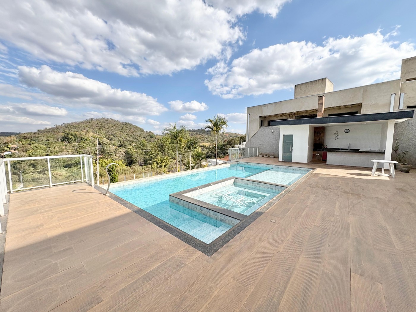 Foto 2 de Excelente casa com piscina no condomínio Aldeias do Lago - Esmeraldas.