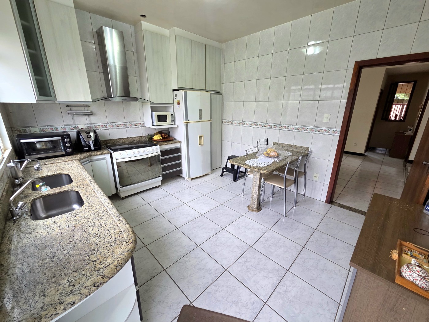 Foto 5 de Excelente casa com 03 suítes no bairro Serrano!