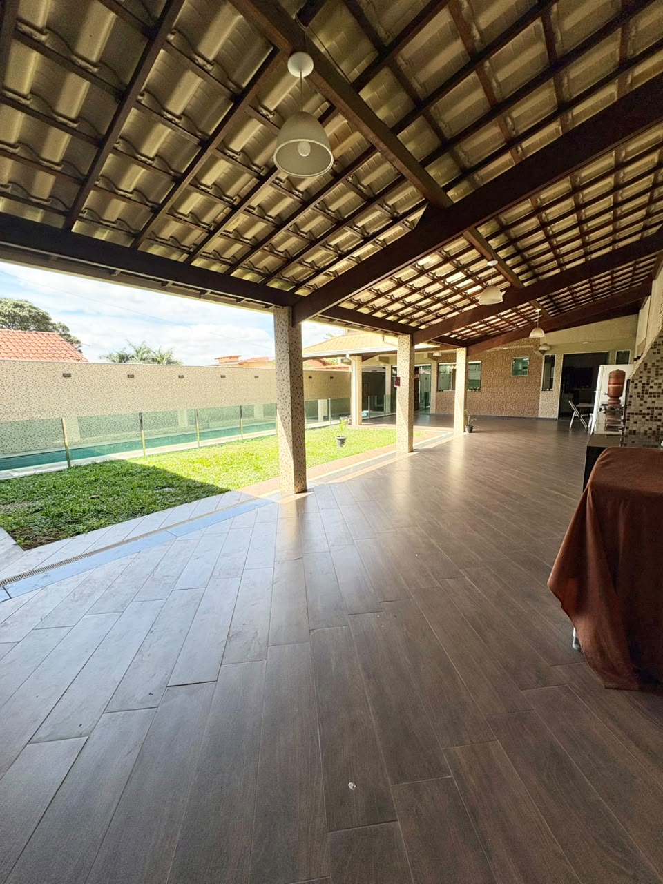 Foto 4 de Linda casa com piscina para locação no bairro Braúnas.