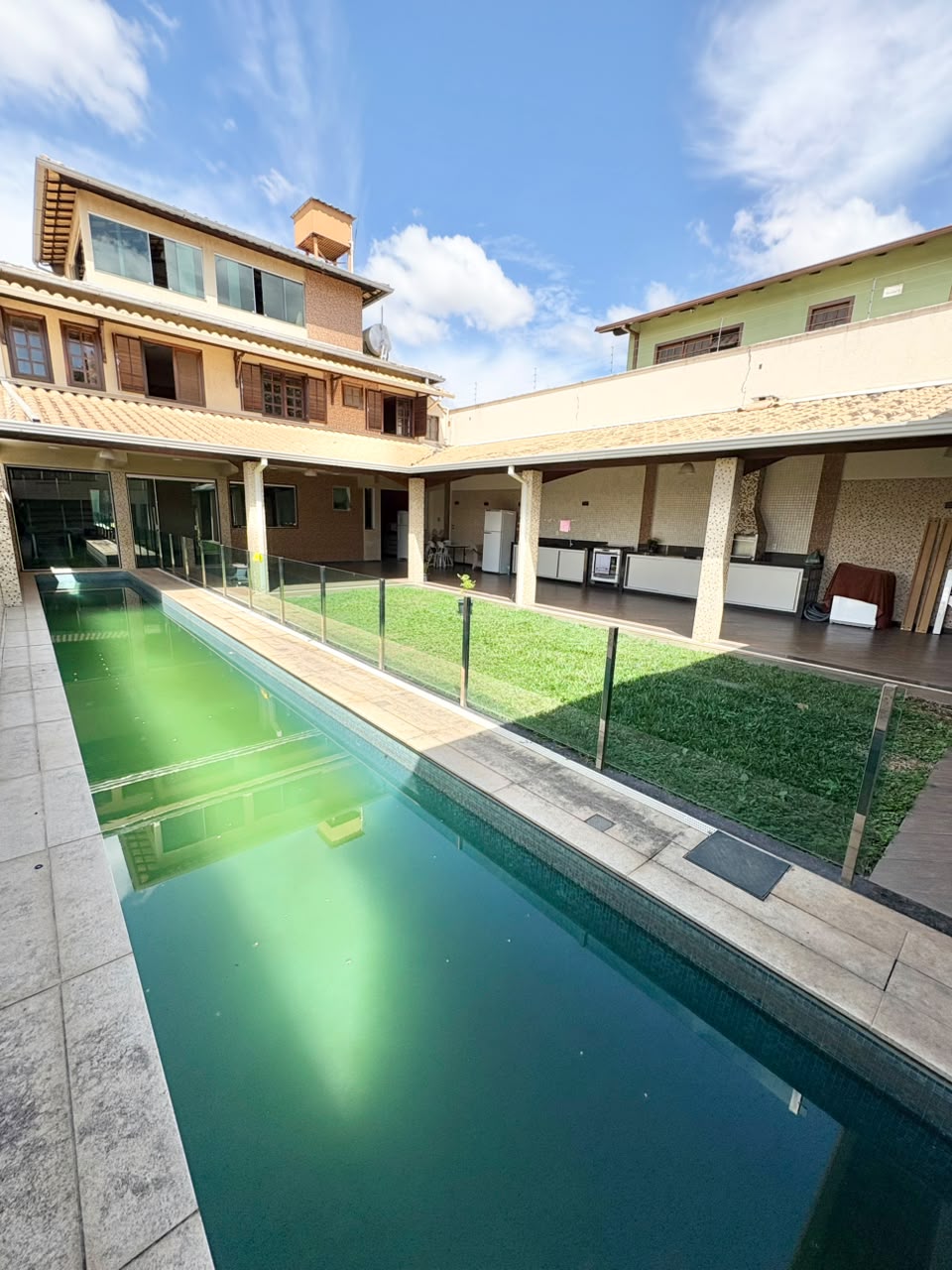 Foto 2 de Linda casa com piscina para locação no bairro Braúnas.