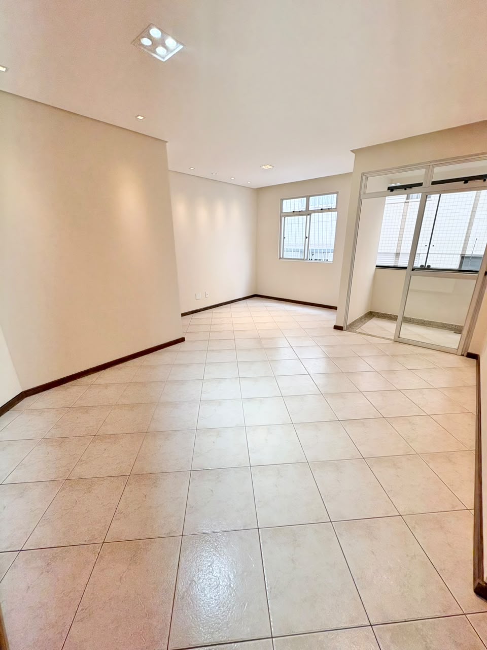 Foto 2 de Excelente apartamento amplo para locação no bairro Castelo.