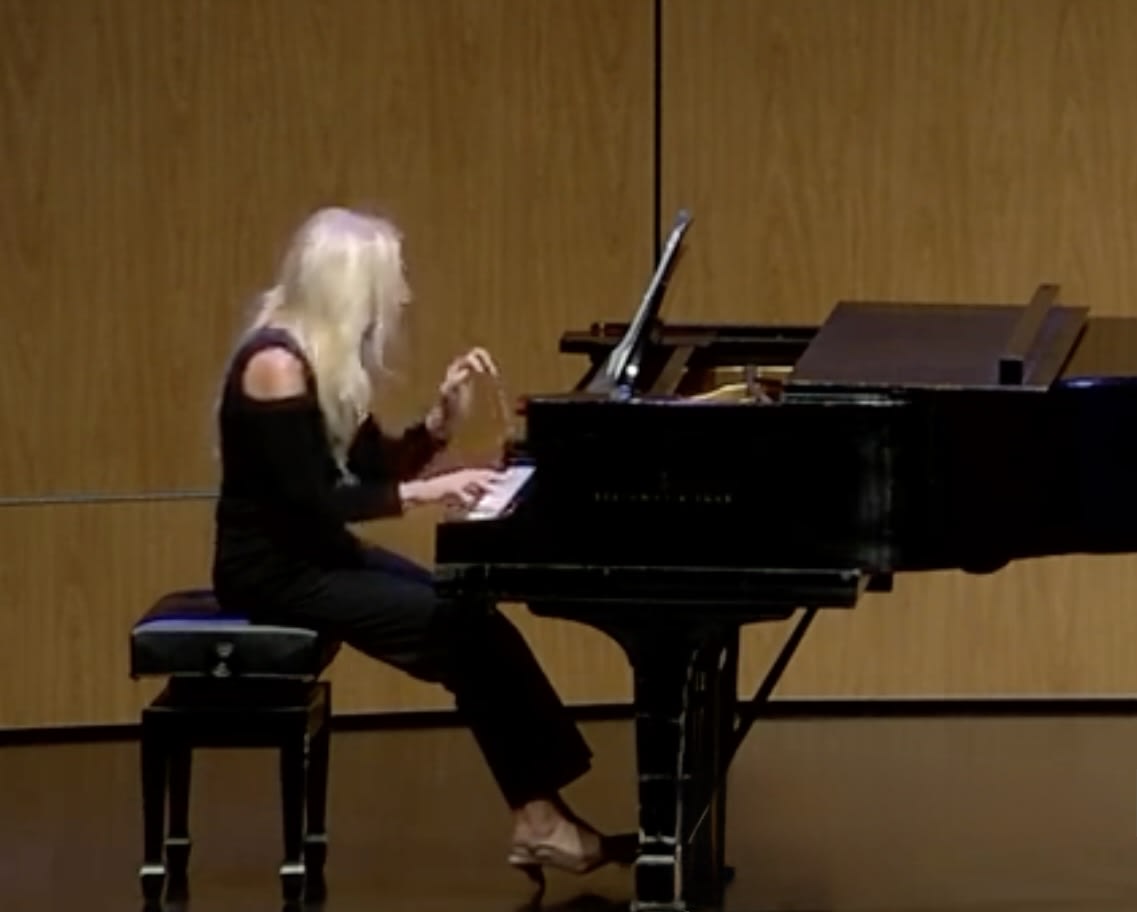 Carol Comune's Online Piano Studio contact page photo