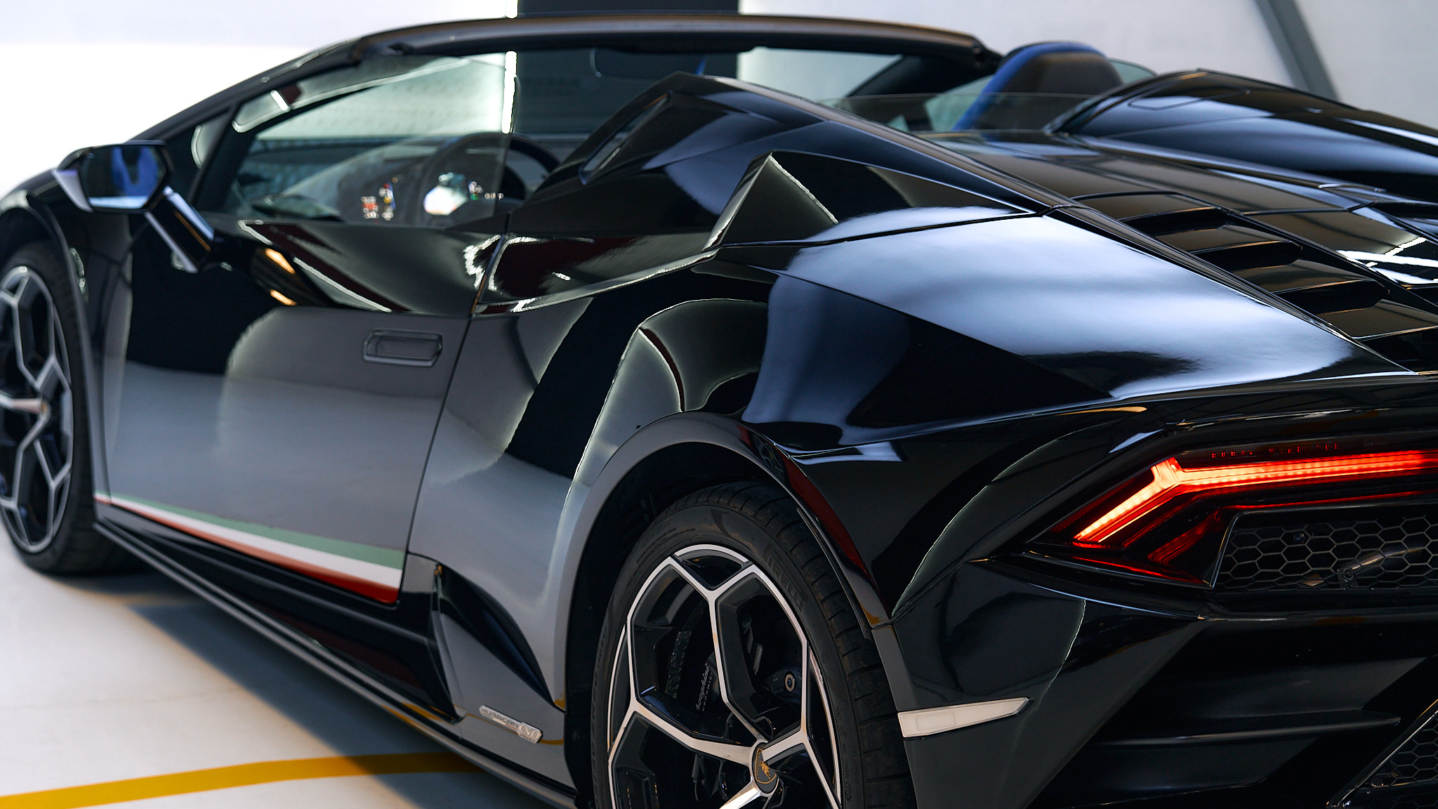 Lamborghini Huracan Evo Spyder Dark 2