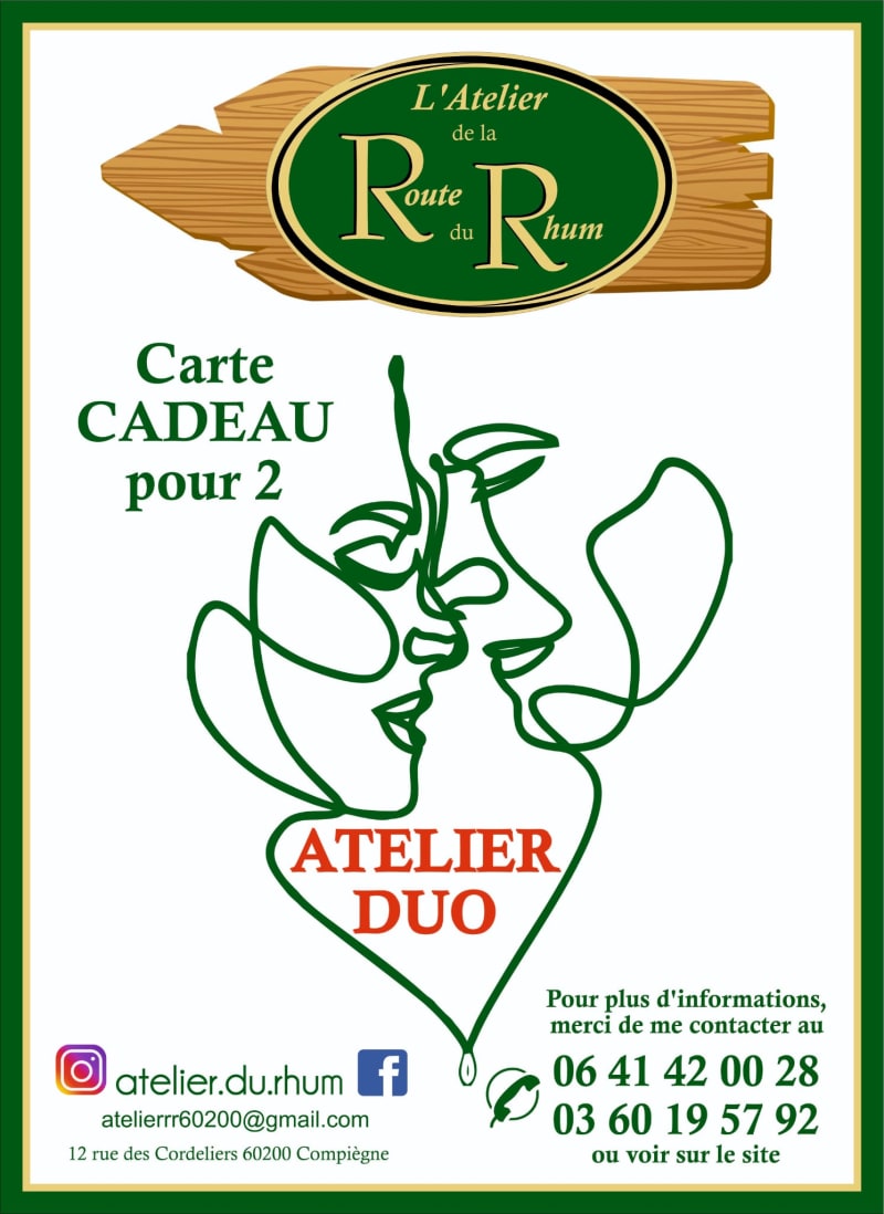 Deux personnes créant leur rhum arrangé ensemble à l'Atelier de la Route du Rhum
