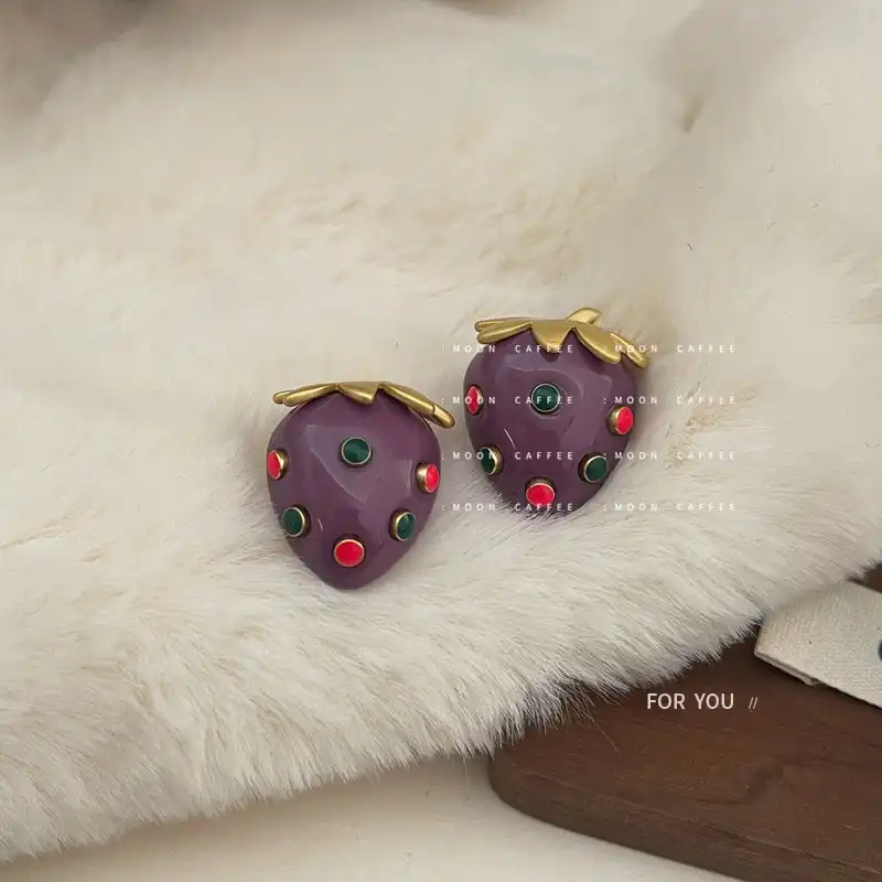 High-quality middle-aged color strawberry stud earrings retro earrings