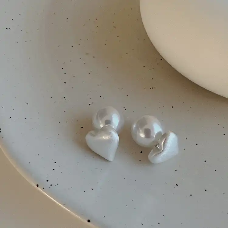 A Two-Wear Brushed Metal Pearl Heart Stud Earrings Women's Vintage Style Earrings