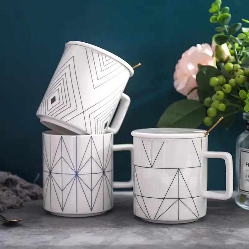 Geometric line ceramic cup with lid and spoon