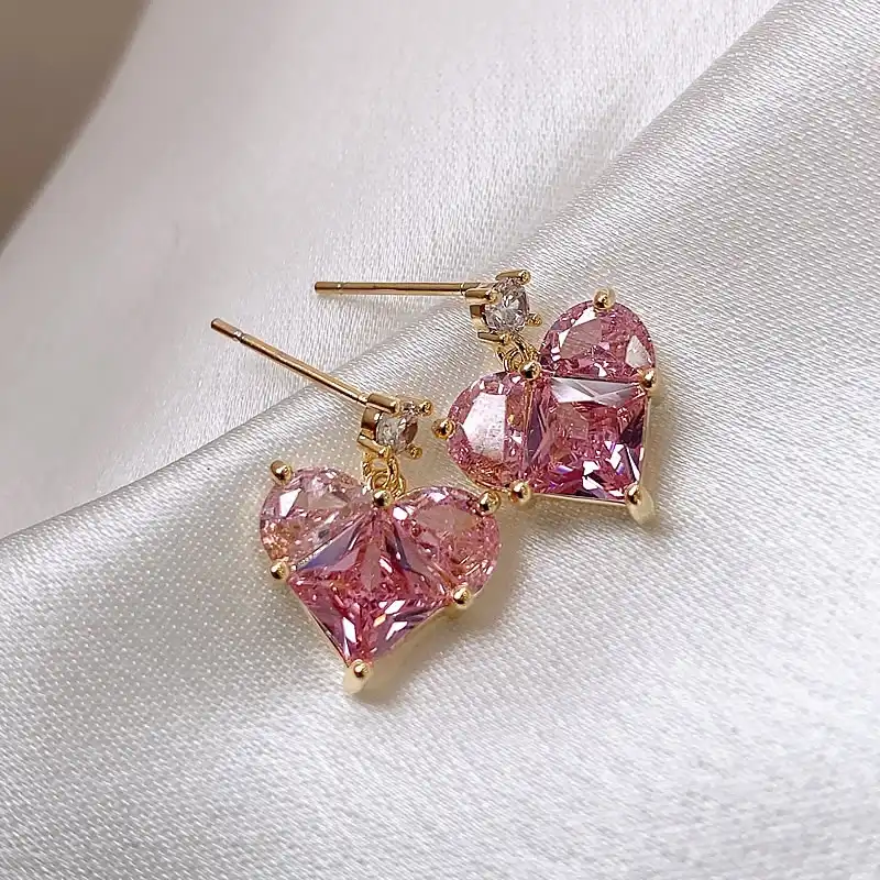 Korean-style pink sweetheart stud earrings are exquisite and light luxury ear accessories