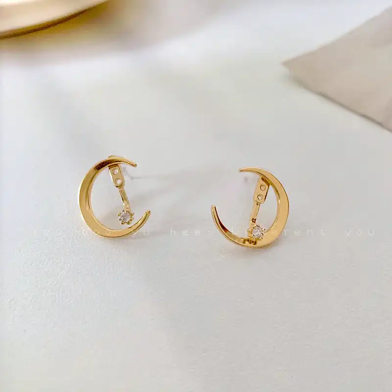 A multi-wear detachable crescent-shaped stud earrings Korea