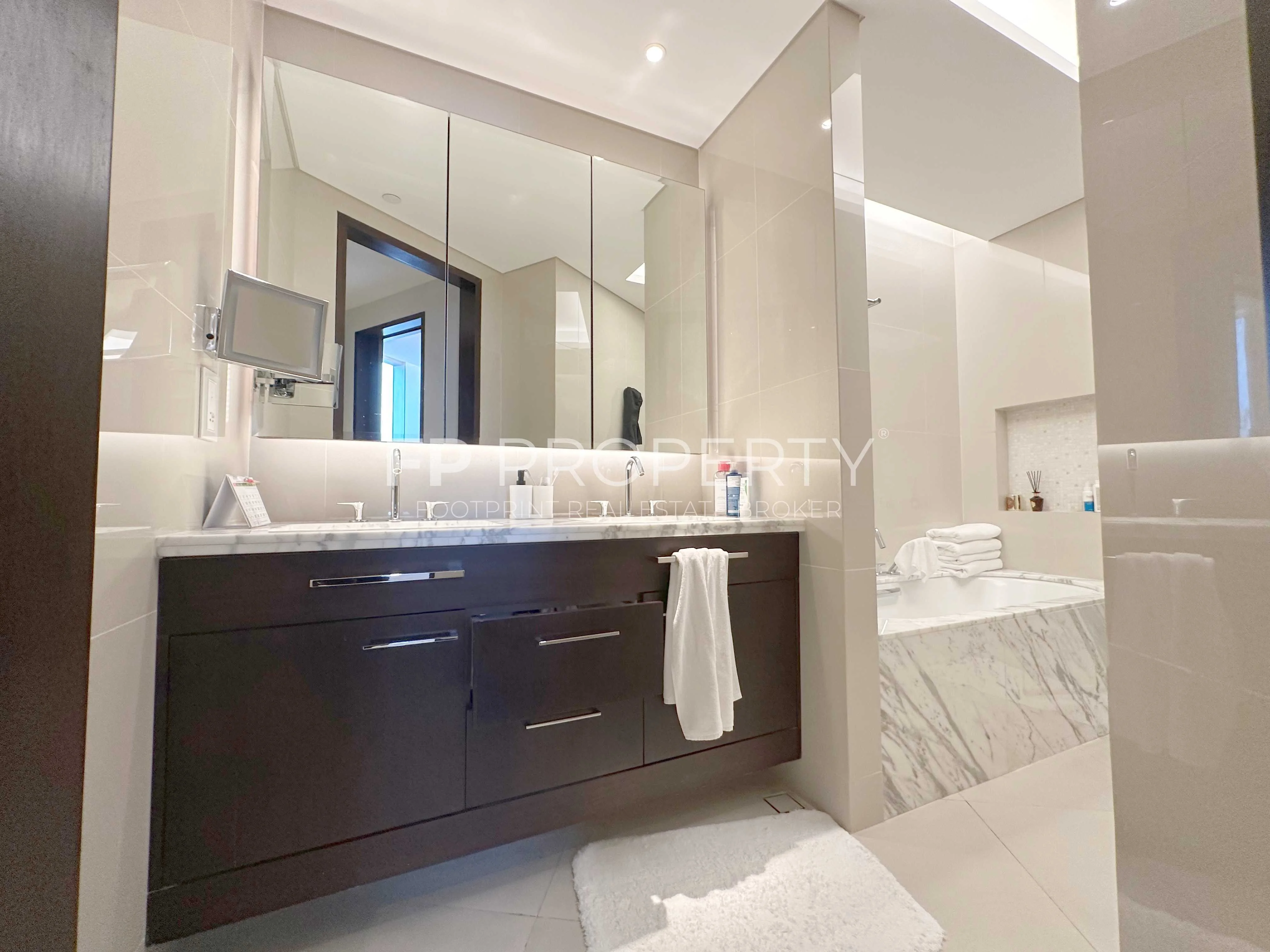 Fully Furnish 3 Bed | Higher Floor | Sea View | Vacant