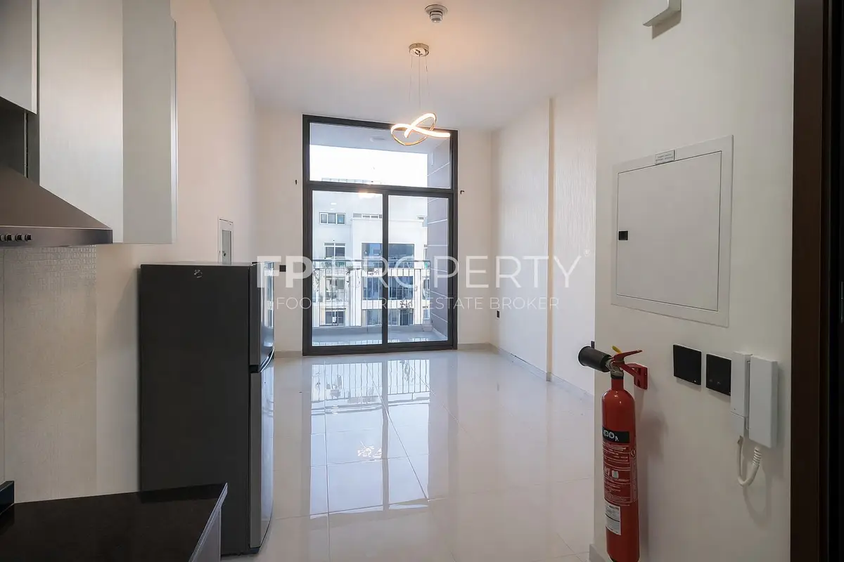 Spacious STUDIO- Kitchen Appliances-Ready to Move