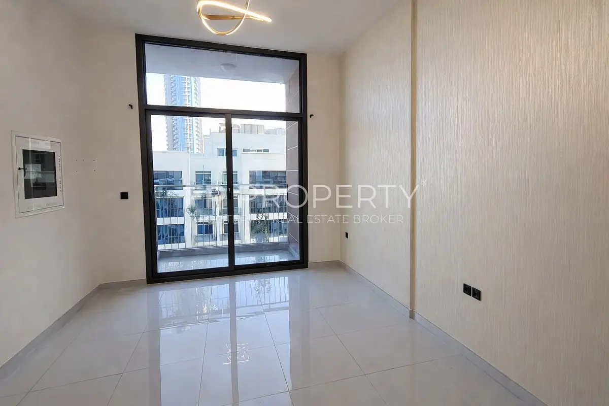 Spacious STUDIO- Kitchen Appliances-Ready to Move
