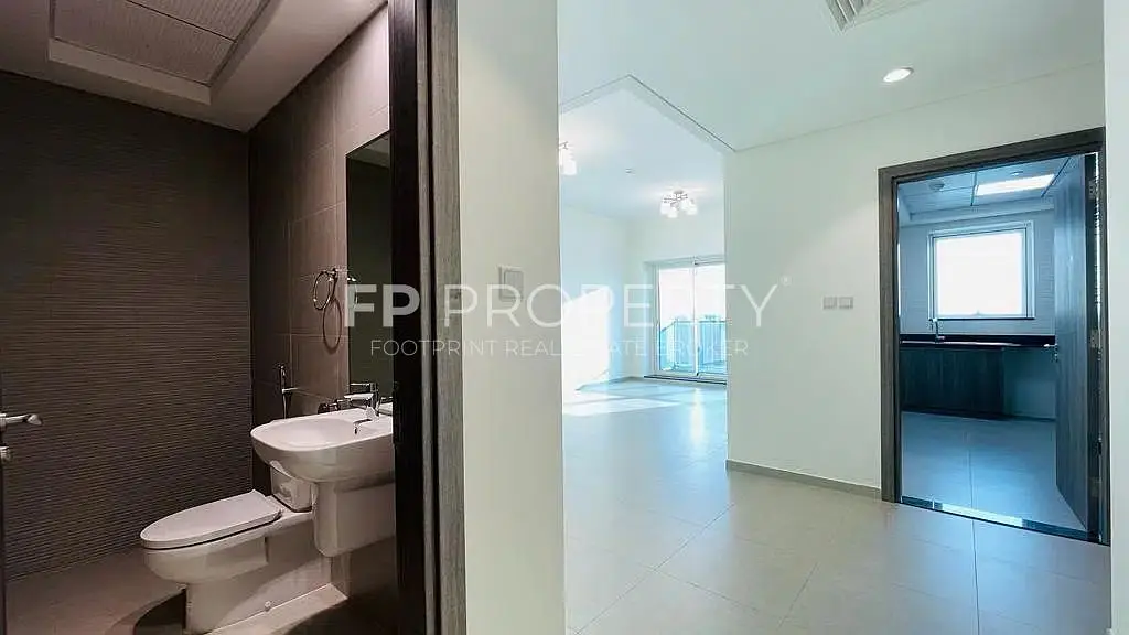 Large 2 Bedroom | Close Kitchen | Vacant on Transfer | Burj View