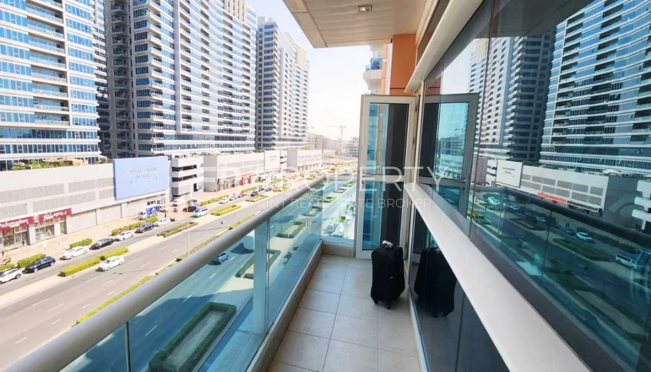 Spacious 2BR | Road View | 2 Balconies | Vacant on Transfer