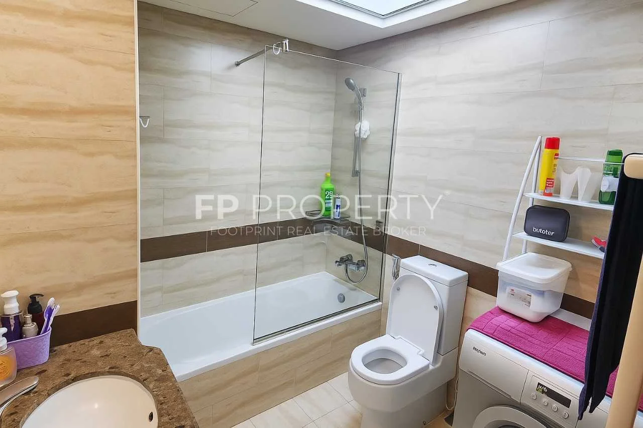 Spacious 2BR | Road View | 2 Balconies | Vacant on Transfer