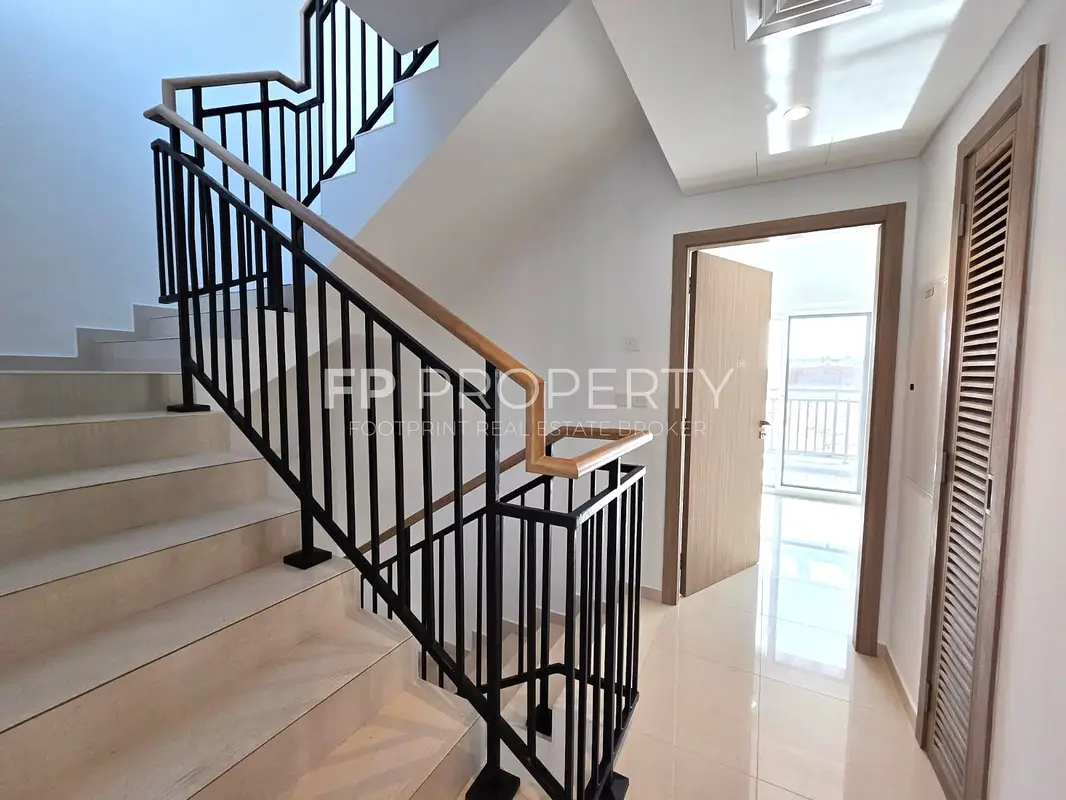 Beautiful corner 3 Bed | Closed Kitchen | Big Garden | Ready to move