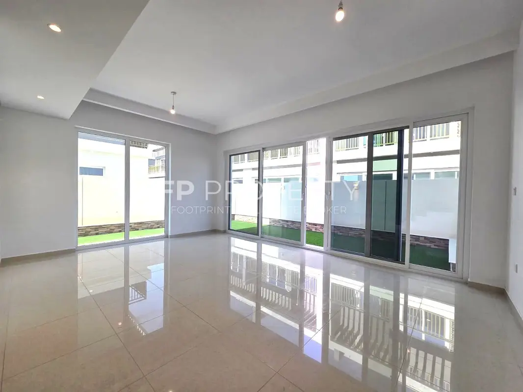Beautiful corner 3 Bed | Closed Kitchen | Big Garden | Ready to move