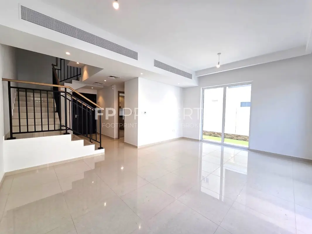 Beautiful corner 3 Bed | Closed Kitchen | Big Garden | Ready to move