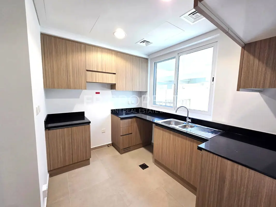 Beautiful corner 3 Bed | Closed Kitchen | Big Garden | Ready to move
