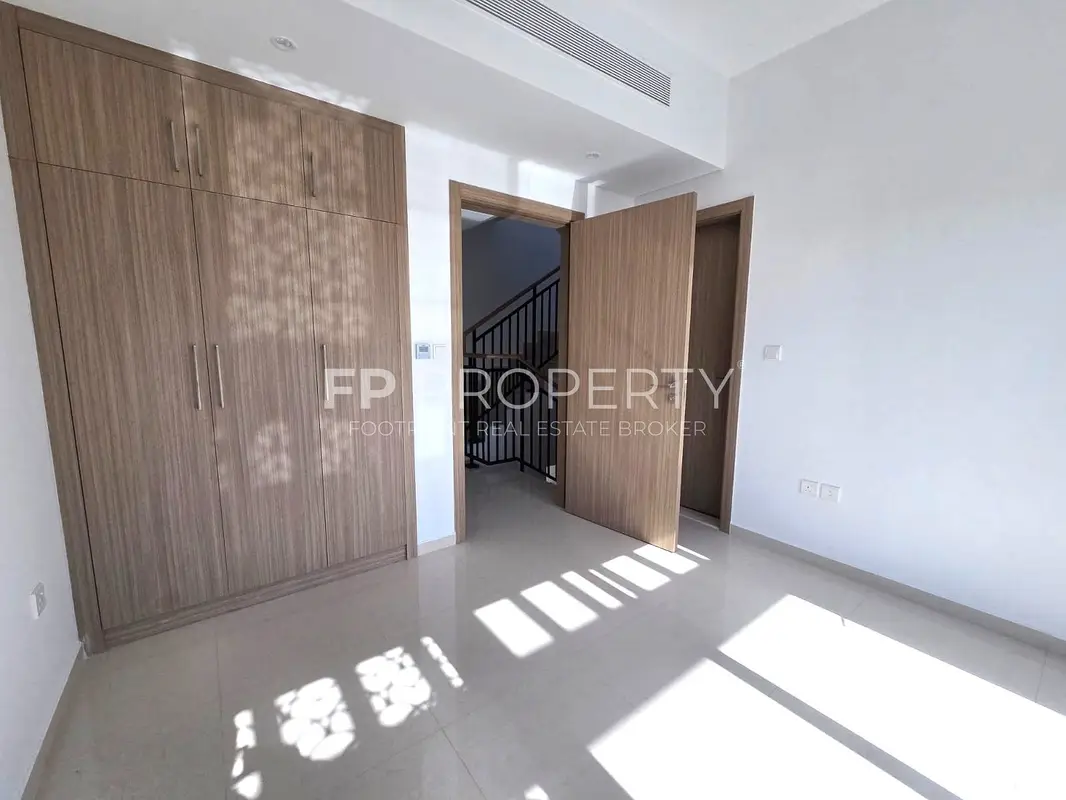 Beautiful corner 3 Bed | Closed Kitchen | Big Garden | Ready to move