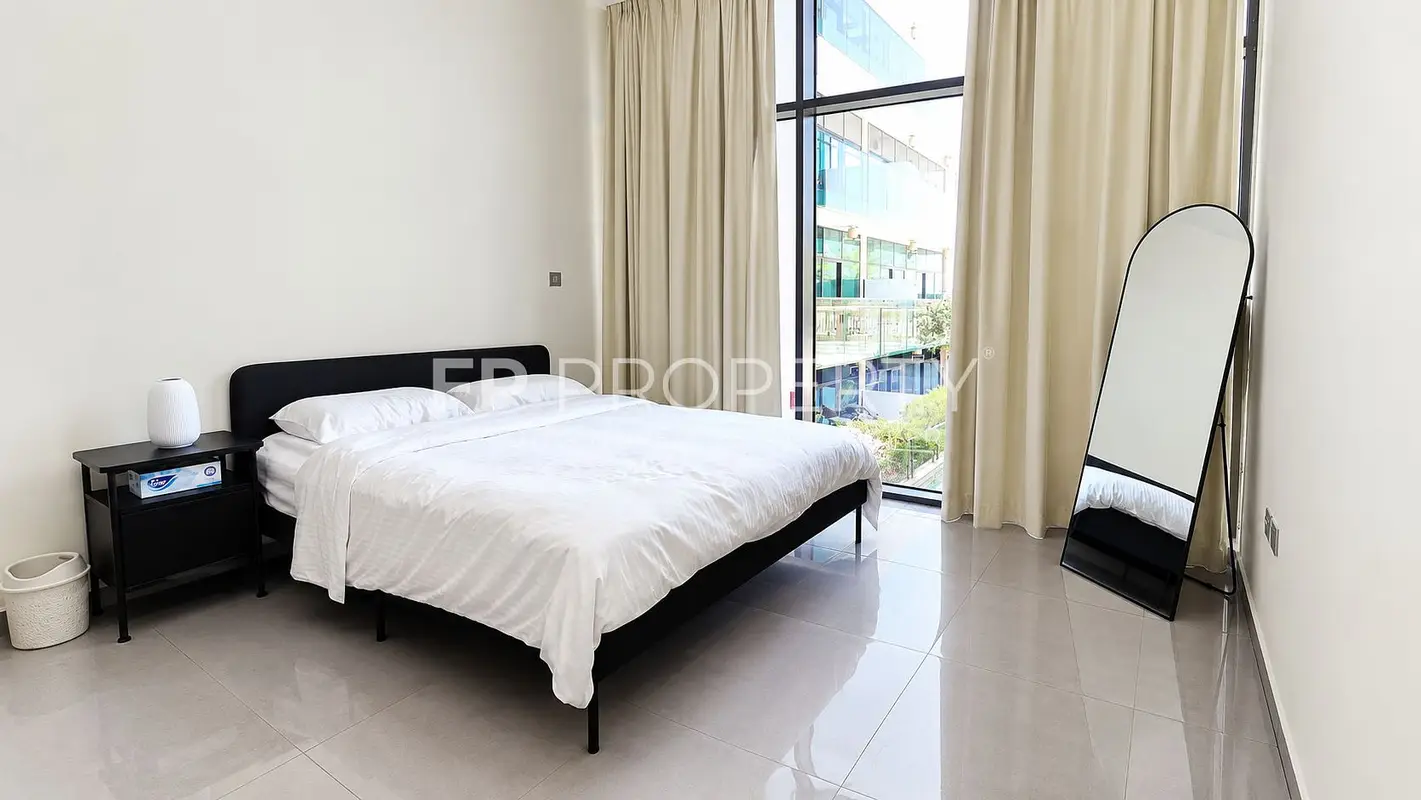 Fully Furnished - Near Metro - Pool View Lower Foor