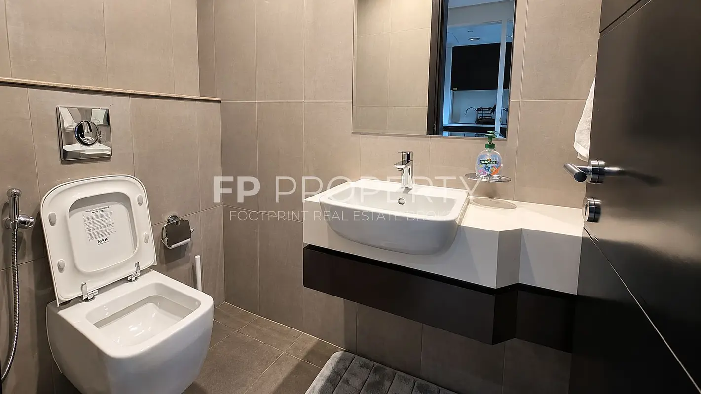 Fully Furnished - Near Metro - Pool View Lower Foor
