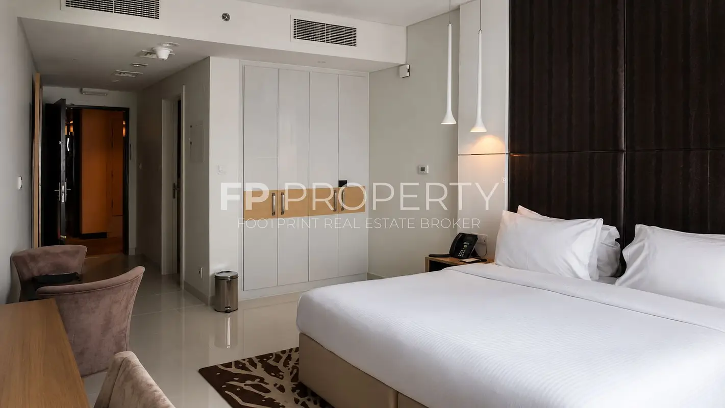 Spacious, Bright And Furnished Studio-Facing Canal