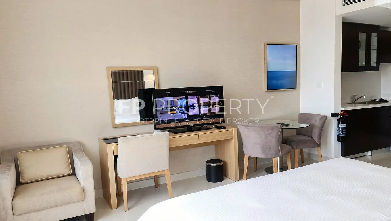 Spacious, Bright And Furnished Studio-Facing Canal