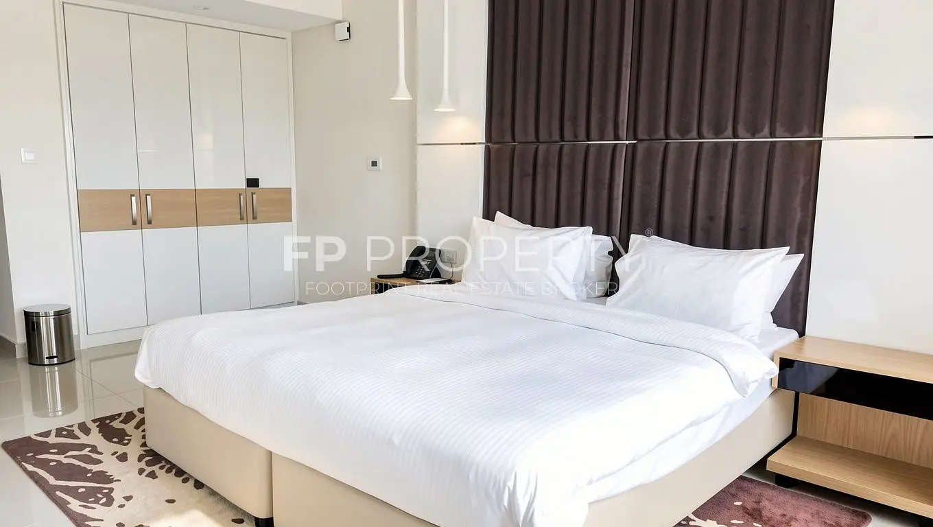 Spacious, Bright And Furnished Studio-Facing Canal