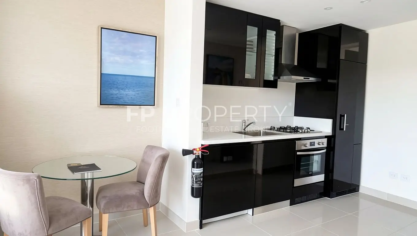 Spacious, Bright And Furnished Studio-Facing Canal
