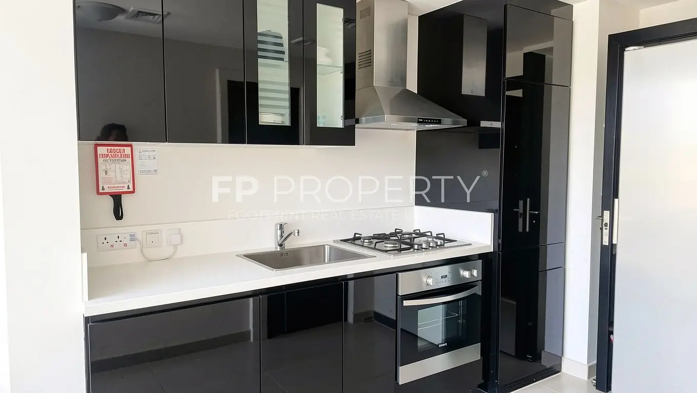 Spacious, Bright And Furnished Studio-Facing Canal