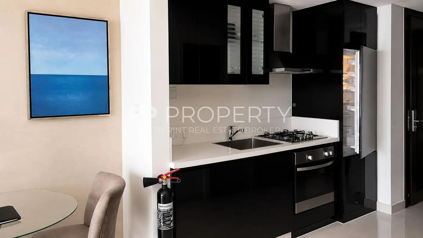 Spacious, Bright And Furnished Studio-Facing Canal