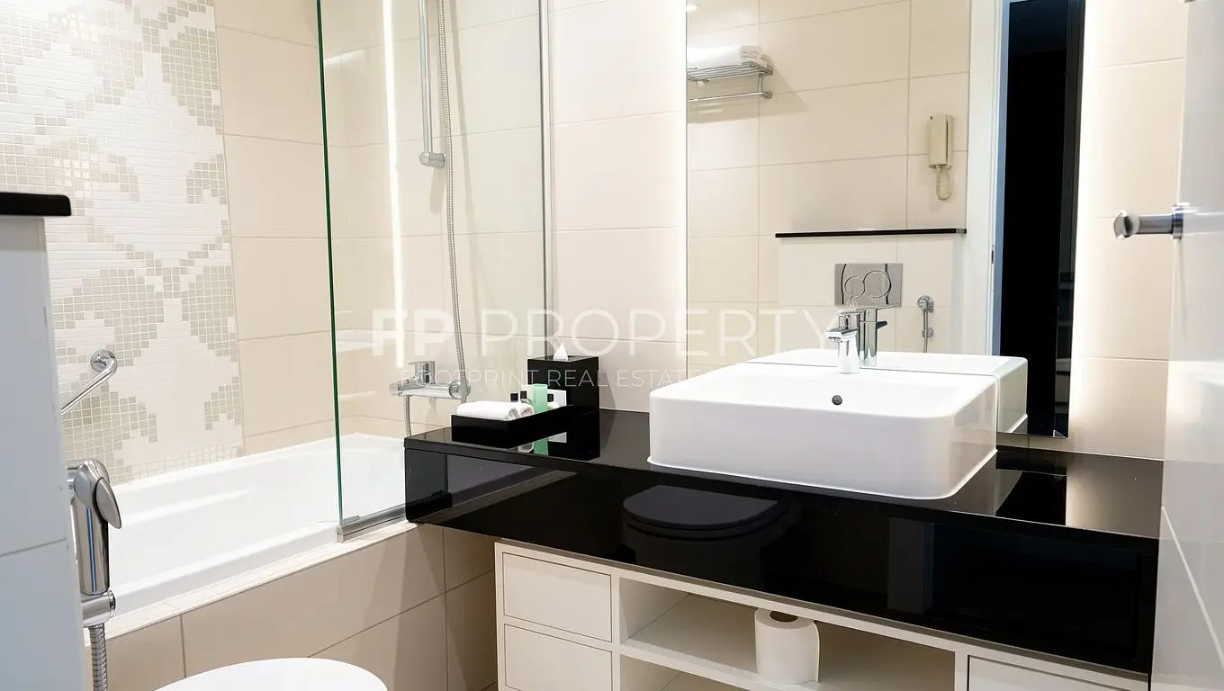 Spacious, Bright And Furnished Studio-Facing Canal