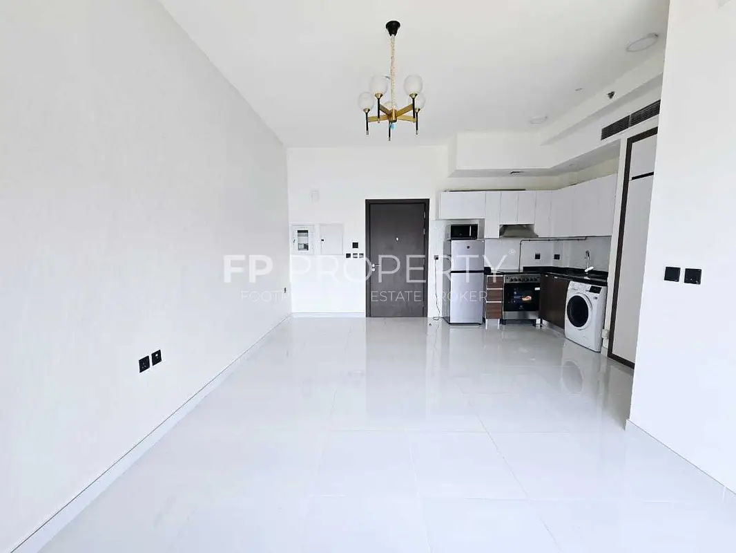 Bright unit | Back view | Fitted kitchen