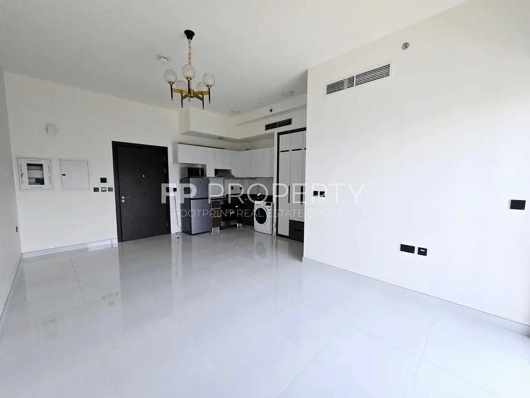 Bright unit | Back view | Fitted kitchen