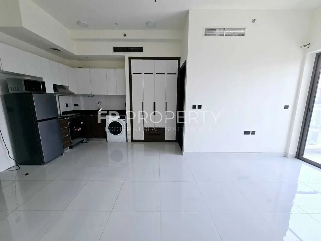 Bright unit | Back view | Fitted kitchen