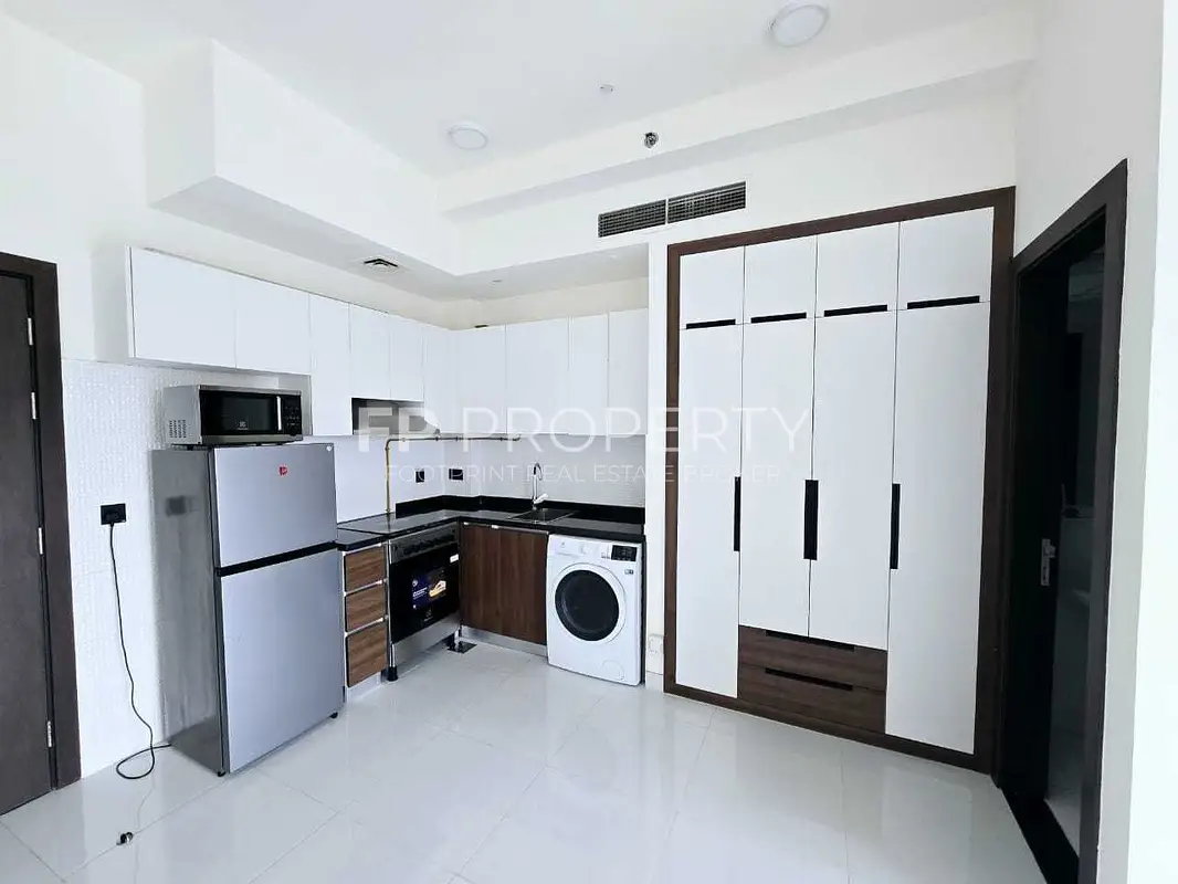 Bright unit | Back view | Fitted kitchen