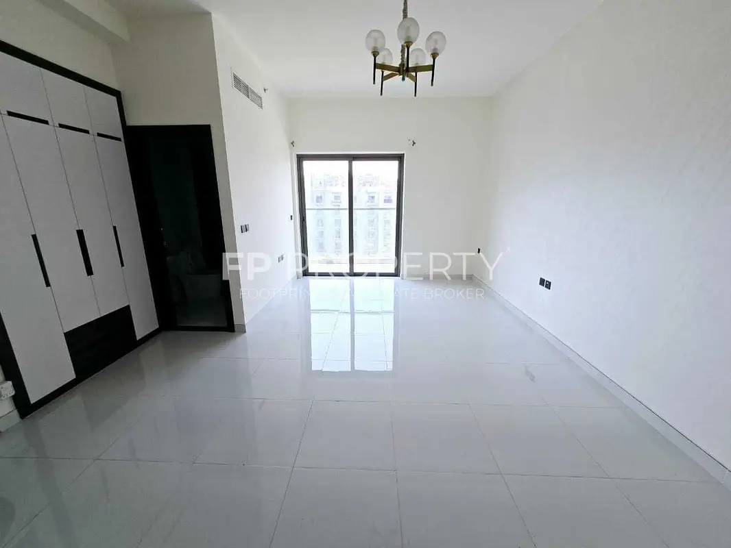 Bright unit | Back view | Fitted kitchen