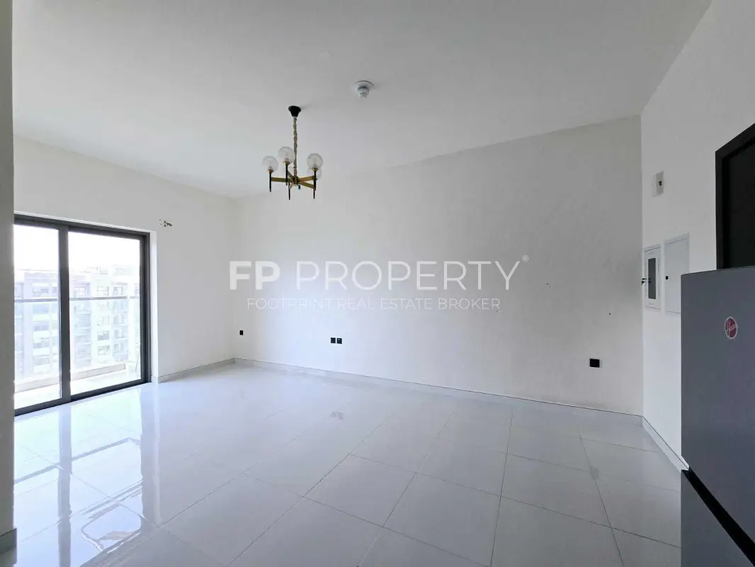 Bright unit | Back view | Fitted kitchen
