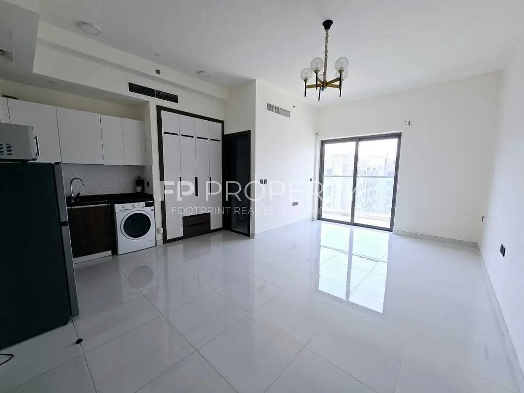 Bright unit | Back view | Fitted kitchen