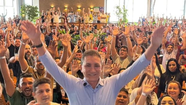 Adail Carneiro lança pré-campanha a deputado federal após absolvição definitiva da Justiça