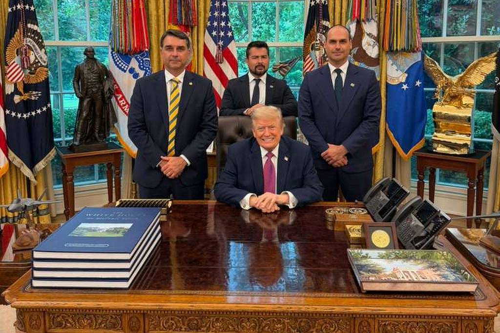 Flávio Bolsonaro se reúne com Donald Trump na Casa Branca