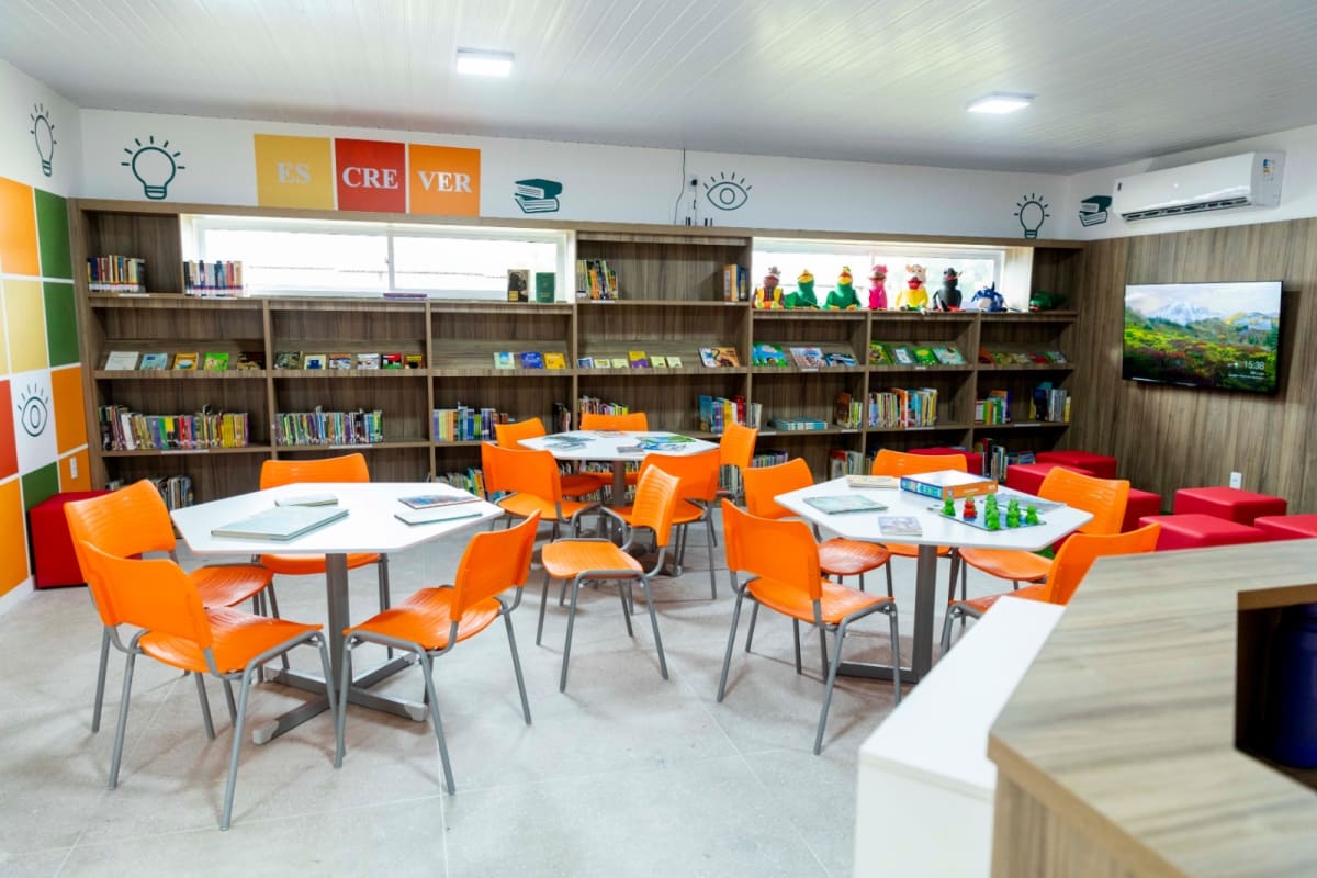 Escola Tia Benilce recebe nova biblioteca revitalizada através do projeto Territórios da Leitura