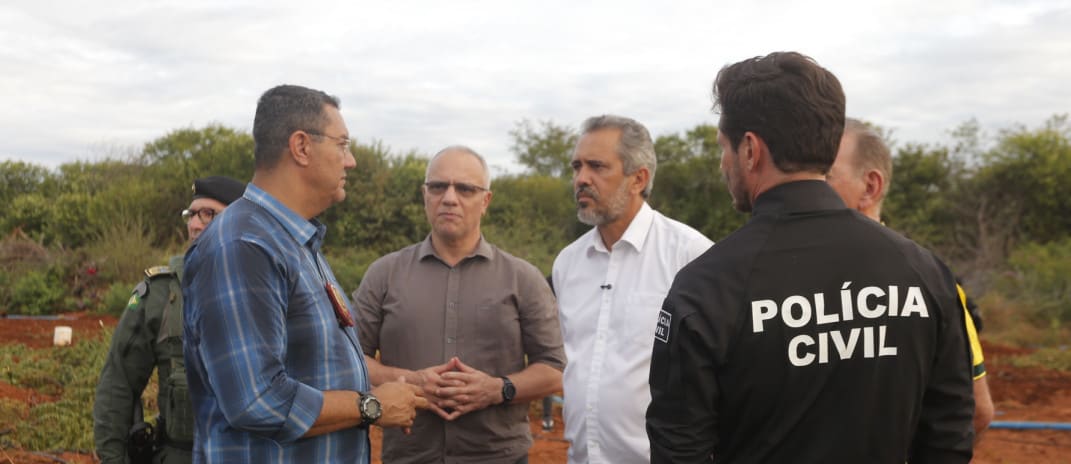 Governador Elmano de Freitas vistoria destruição de drogas encontradas em fazenda de Acopiara