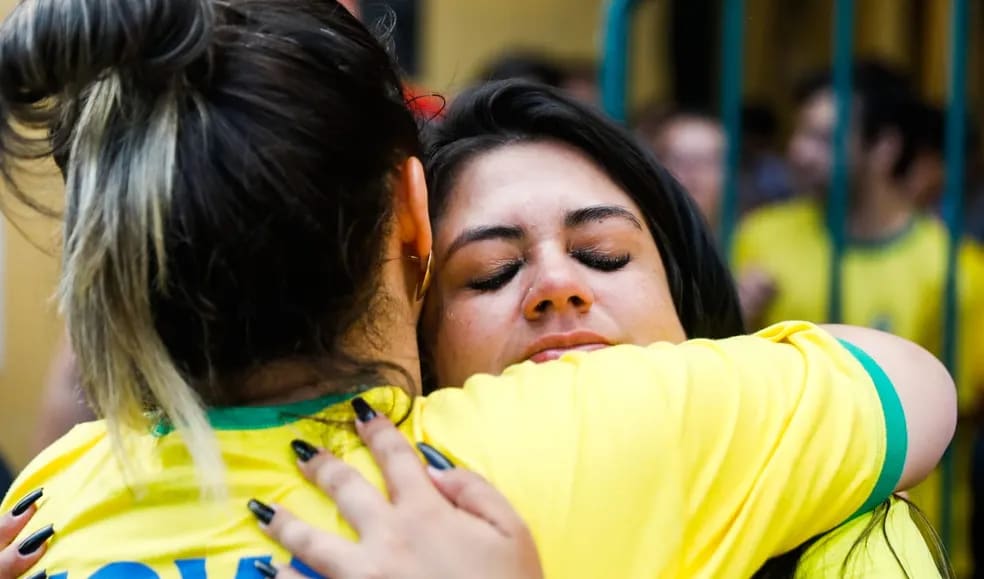 Quando o Brasil perde, por que parece que perdemos um pouco também?