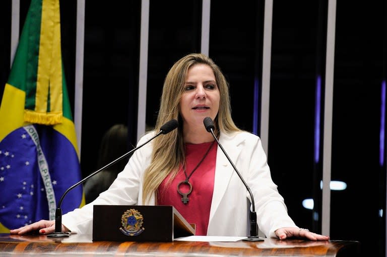 Rede oficializa candidatura de Luizianne Lins ao Senado; deputada diz que não abre mão da disputa