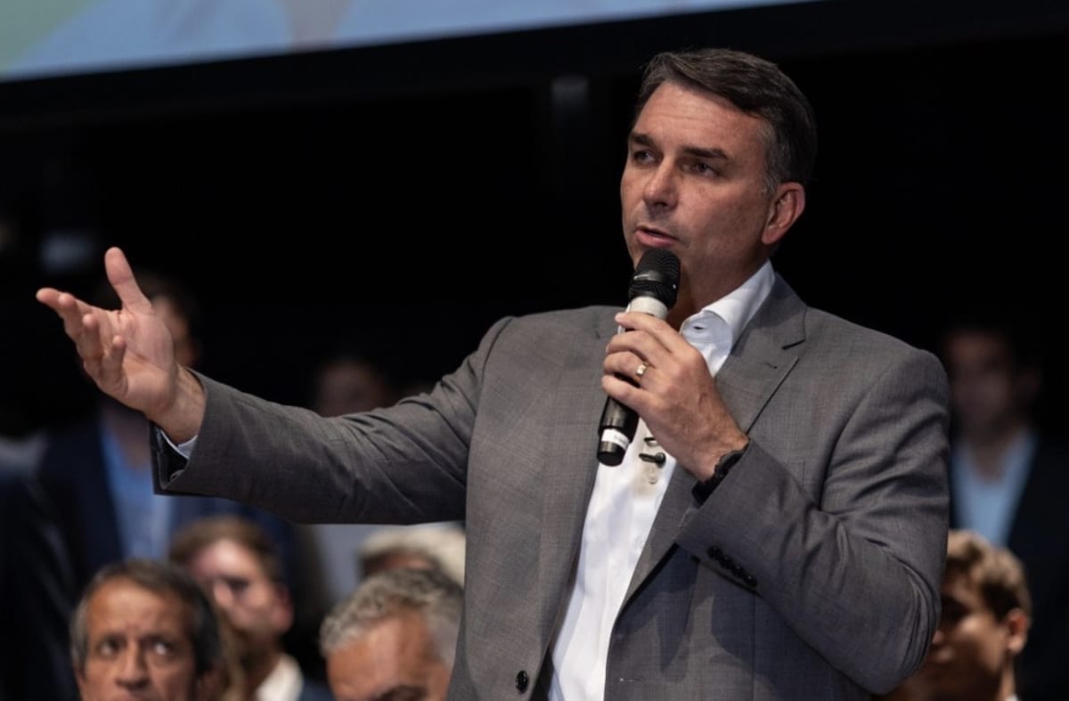 Flávio Bolsonaro visita o pai após três meses de suspensão determinada pelo STF